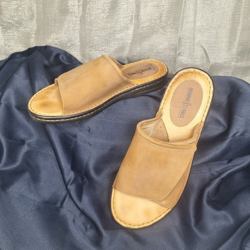 11 W Minnetonka Leather Adjustable Width Tan Brown Nubuck Slide Flat Sandal Wide